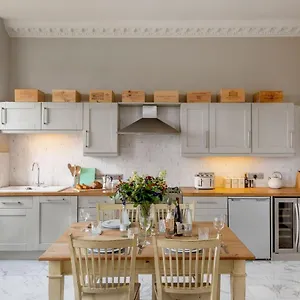 Apartment Luxury Two Floor Central Duplex Free Parking, Bath